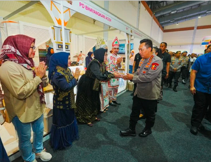 Kapolri Nikmati Kupi Khop Khas Aceh di Bazar Bhayangkari.(Foto;Dok)