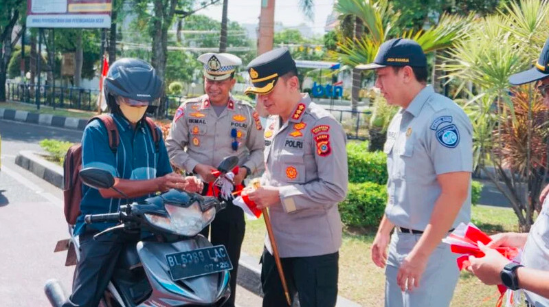 Polresta Banda Aceh Bagikan Bendera Sambut HUT ke-80 RI.(Foto;Dok)