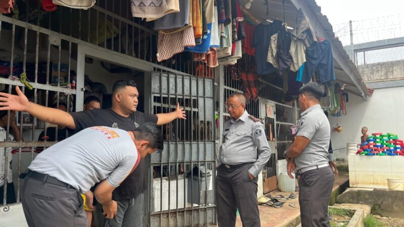 Kepala Lapas Kelas IIB Idi, Bahtiar Sitepu didampingi Ka. KPLP, Staf, Petugas Pengamanan, dan CPNS yang sedang bertugas melaksanakan Razia Blok Hunian Warga Binaan. (Foto:Dok/Ist.)