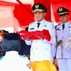 Wagub Aceh Fadhlullah Pimpin Penurunan Bendera di Blang Padang.(Foto.Ist)
