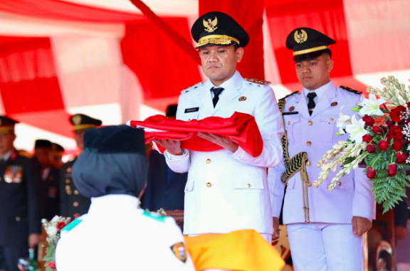 Wagub Aceh Fadhlullah Pimpin Penurunan Bendera di Blang Padang.(Foto.Ist)